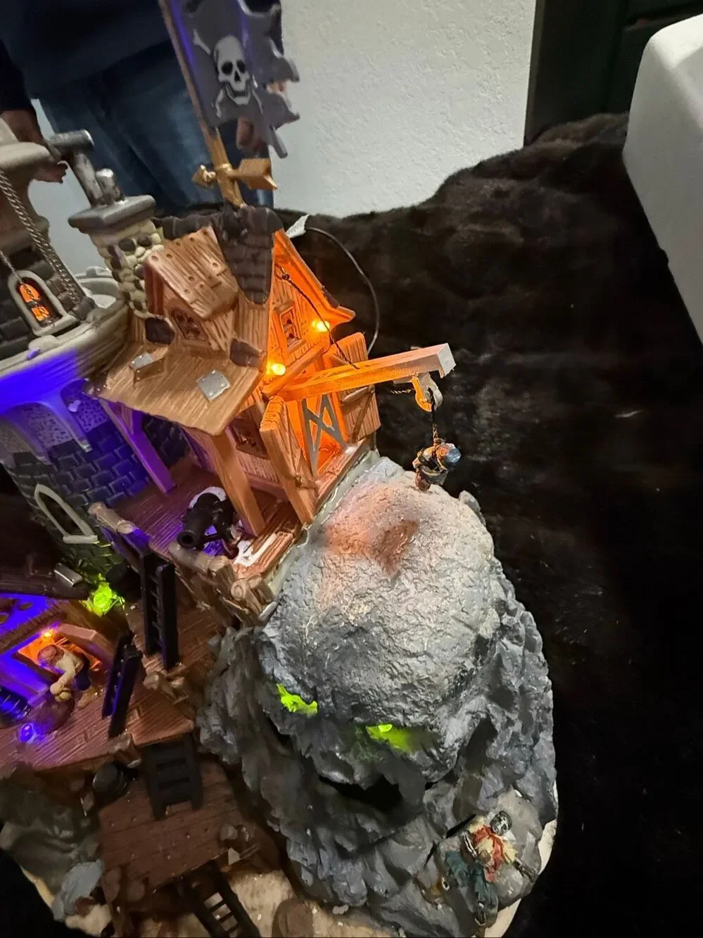 #65362 LEMAX SPOOKY TOWN : LIGHTED ISLE OF DOOM LIGHTHOUSE - MUSICAL PIRATES